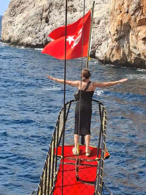 Alanya: Luxury Pirate Boat with Lunch & Unlimited Drinks - Lunch and Unlimited Soft Drinks: The practical break in the middle