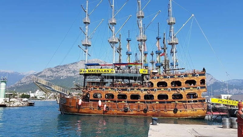 Alanya: Pirate Boat Party with Foam, Disco, Lunch & Drinks - Onboard Setup: Showers, Toilets, Wi‑Fi, and the Party Levels