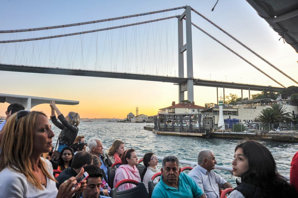Istanbul: Bosphorus Cruise w/Audio Guide and Sunset Option - Fortresses and bridges: Rumeli, Fatih Sultan Mehmet, and Anatolian strongholds