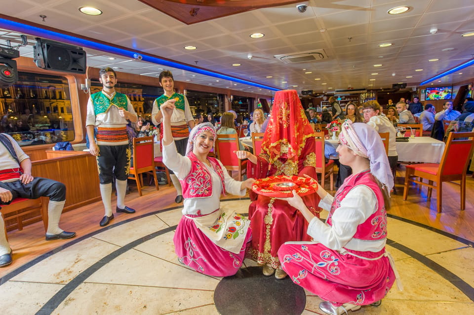 Istanbul: Bosphorus Dinner Cruise Incl. Drinks with Transfer - Entertainment Program: Turkish Dance Meets a Party Beat