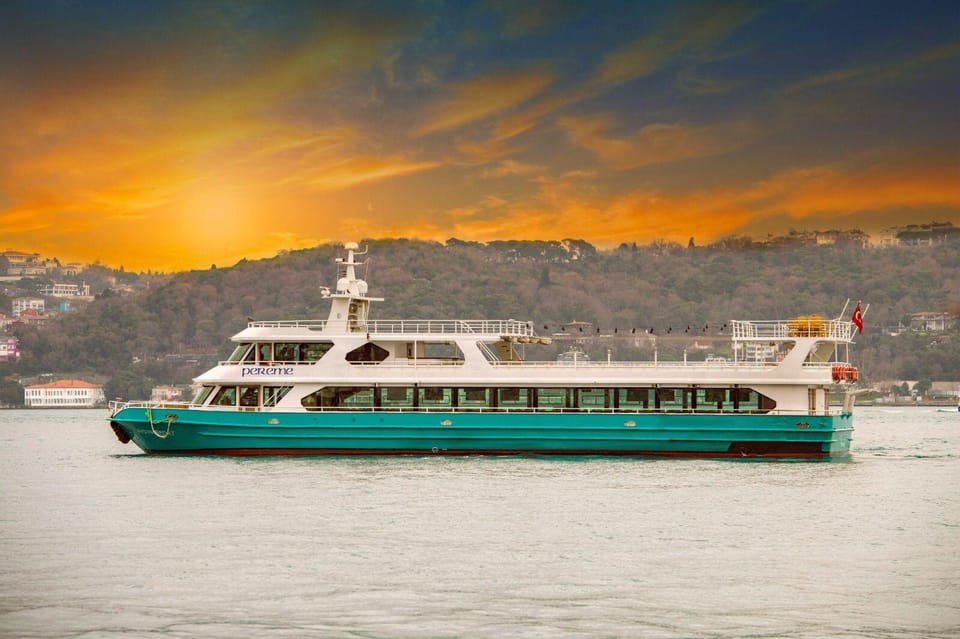 Istanbul: Bosphorus Sunset Cruise with Drinks & Snack - The boat comfort factor: warm indoors, blankets when it’s cold