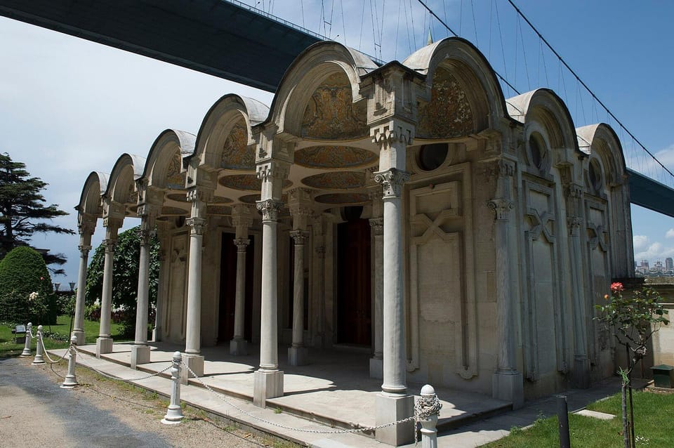 Istanbul: Hagia Sophia, Blue Mosque Guided Tour, & Tickets - Sultanahmet Mosque (Blue Mosque): Iznik tiles and Ottoman naming logic