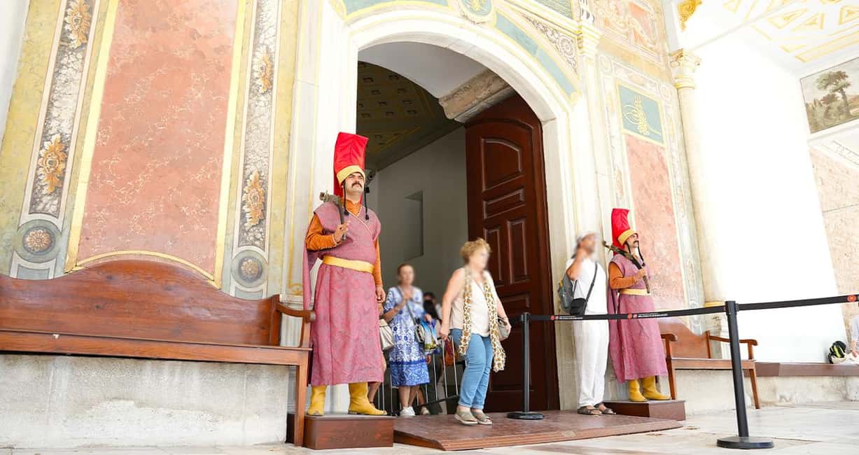 Istanbul: Topkapi, Harem Small Group Guided Tour & Historian - Photo Stops at Sultan Ahmed Mosque and Hagia Sophia (Quick Context, Not a Full Visit)