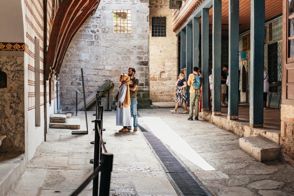Istanbul: Topkapi Palace and Harem Guided Tour with Ticket - Headsets, pace, and the practical reality of 3 hours of walking