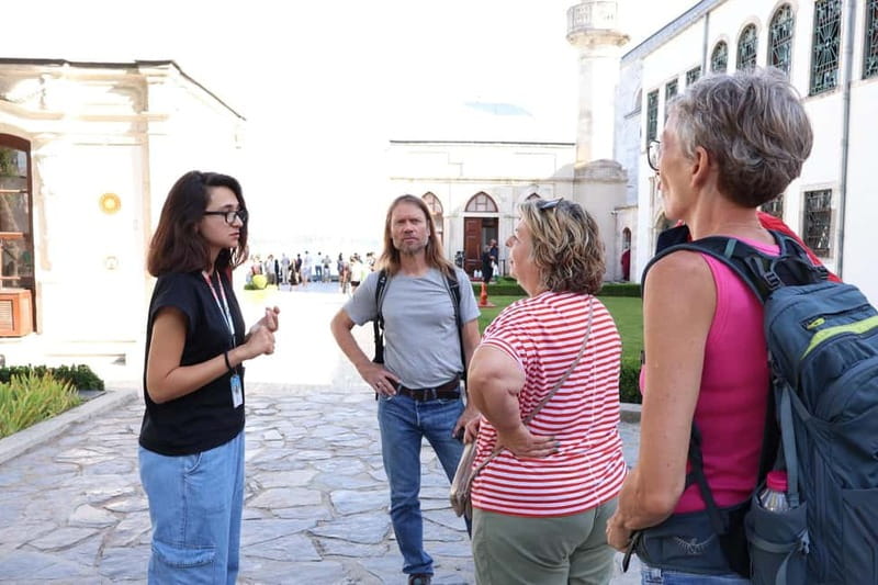 Istanbul: Topkapi Palace and Harem Museum Tour with Ticket - Guide quality and the pacing that makes it click