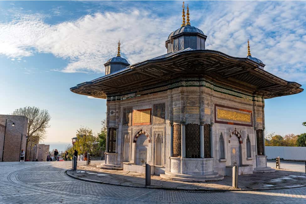 Topkapi Palace and Harem Skip-the-Line-Tickets & Audio Guide - Chimney Bistro, Cosmic Tickets Flag, and Picking the Right Entry Slot